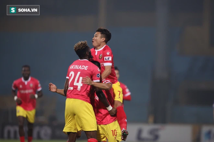 Tấn Trường “gục” vì siêu phẩm, Hà Nội FC suýt nhận cú sốc lớn ngày Quang Hải trở lại - Ảnh 1.