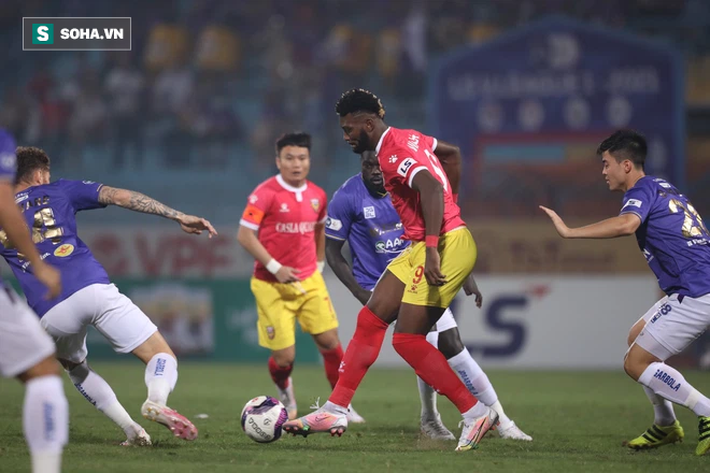 Tấn Trường “gục” vì siêu phẩm, Hà Nội FC suýt nhận cú sốc lớn ngày Quang Hải trở lại - Ảnh 2.