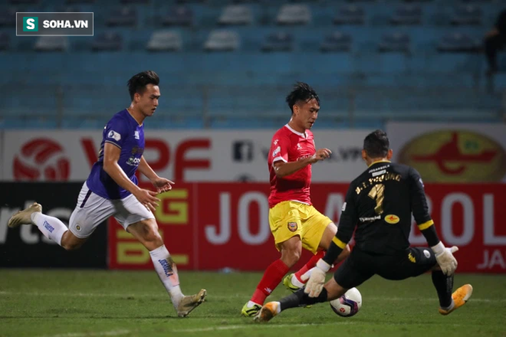 Tấn Trường “gục” vì siêu phẩm, Hà Nội FC suýt nhận cú sốc lớn ngày Quang Hải trở lại - Ảnh 3.