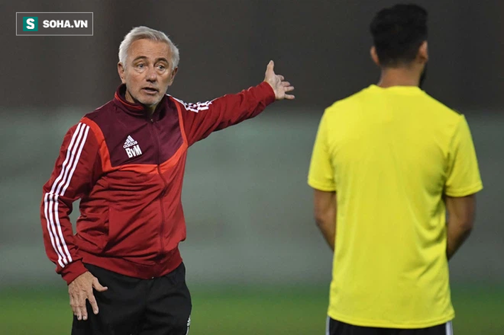 Sát thủ đắt giá lập hattrick, đối thủ của thầy Park lớn tiếng đòi ngôi đầu của ĐT Việt Nam - Ảnh 1.
