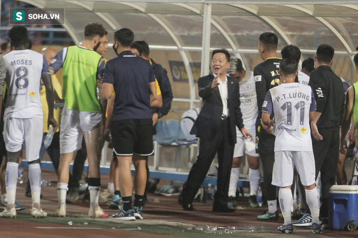 Bầu Hiển vui ra mặt, nắm chặt tay động viên Hà Nội FC trước ngày có biến động lớn - Ảnh 2.
