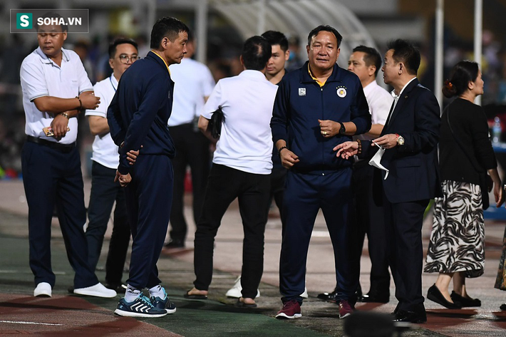 Bầu Hiển vui ra mặt, nắm chặt tay động viên Hà Nội FC trước ngày có biến động lớn - Ảnh 1.