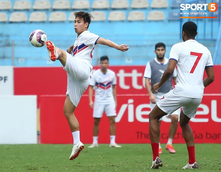 Thủ môn Nguyên Mạnh cầu mong Hà Nội FC cầm chân HAGL để Viettel hưởng lợi - Ảnh 2.