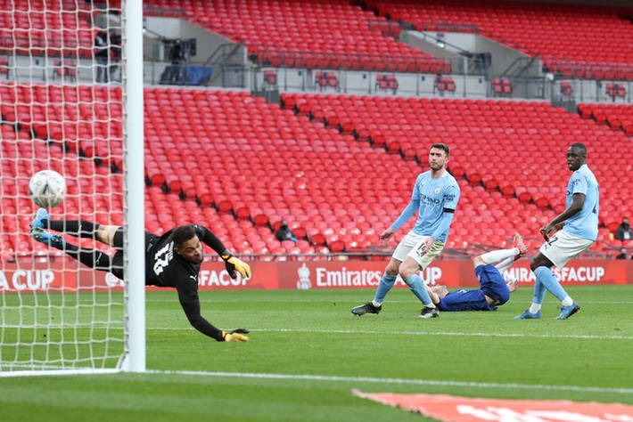 Dập tắt mộng ăn 4 của Man City, Chelsea vào chung kết FA Cup