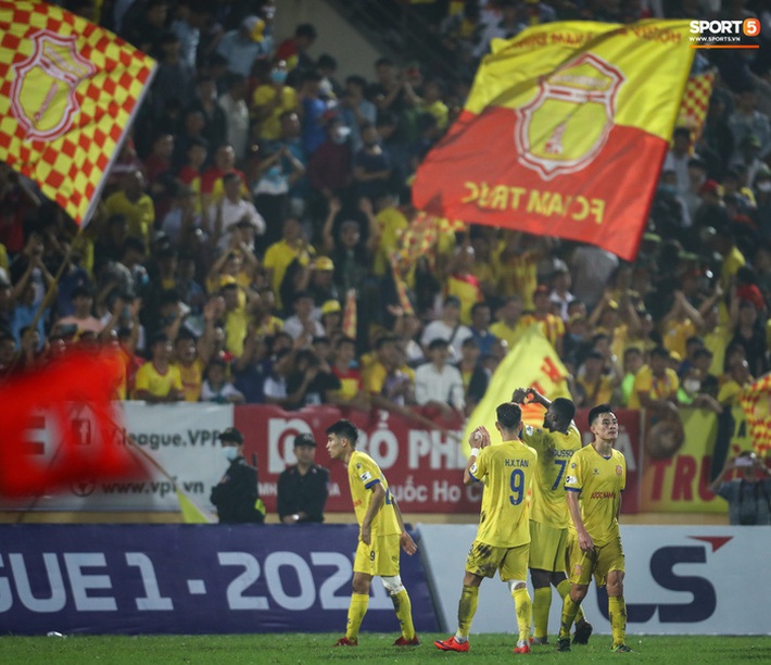 V.League đột biến sau vòng 10: Nam Định âm thầm đua vô địch, Hà Nội FC đã biết hoảng - Ảnh 2.