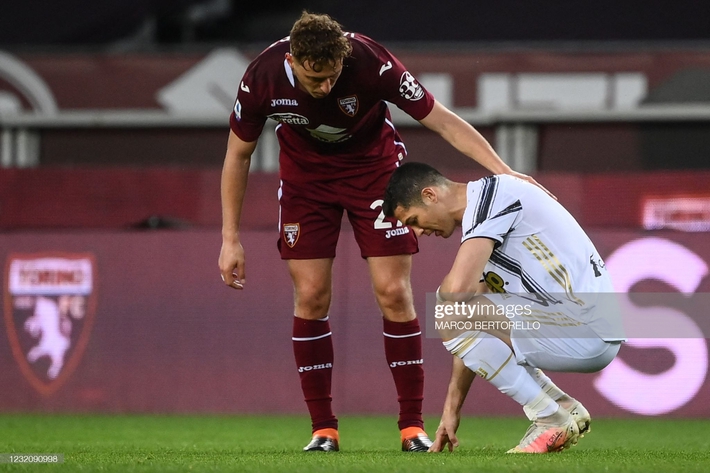 Ronaldo đau khổ chia tay mộng vô địch; Liverpool vùi dập Arsenal trong đại chiến vì top 4 - Ảnh 2.