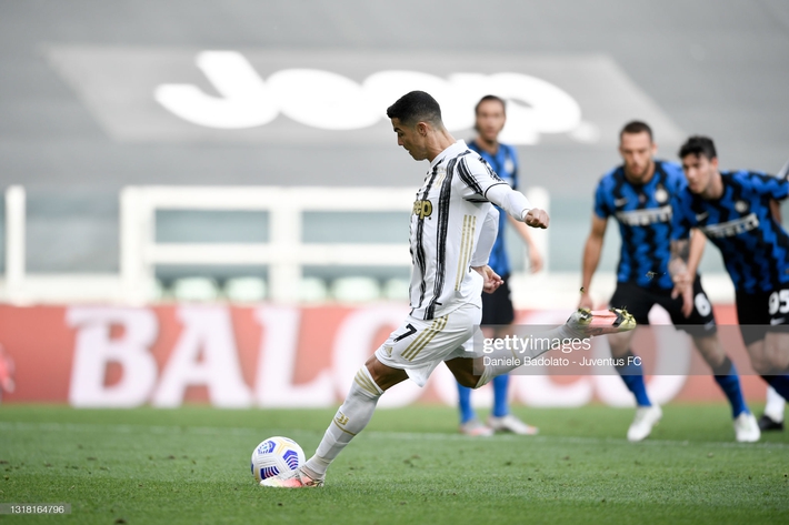 Ronaldo nổ súng níu kéo hi vọng cho Juventus; Chelsea mất chức vô địch vào tay Leicester - Ảnh 1.