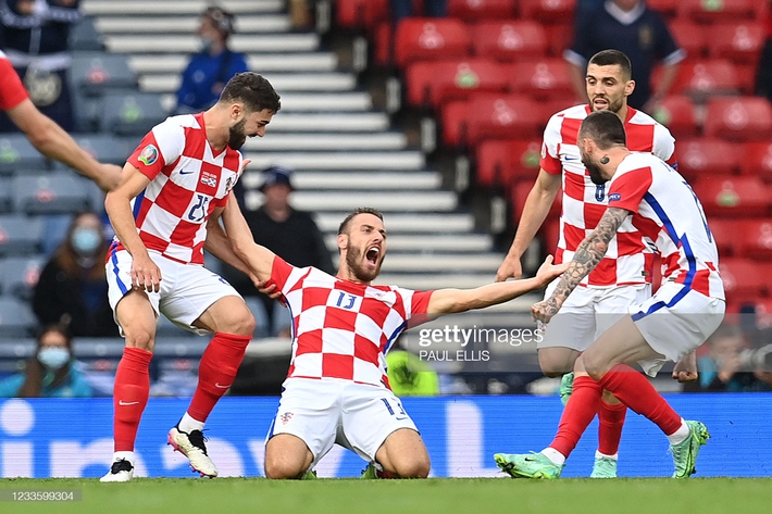 Modric ghi siêu phẩm đưa Croatia lách qua khe cửa hẹp; Tam sư vững ngôi đầu nhờ 'chân gỗ'