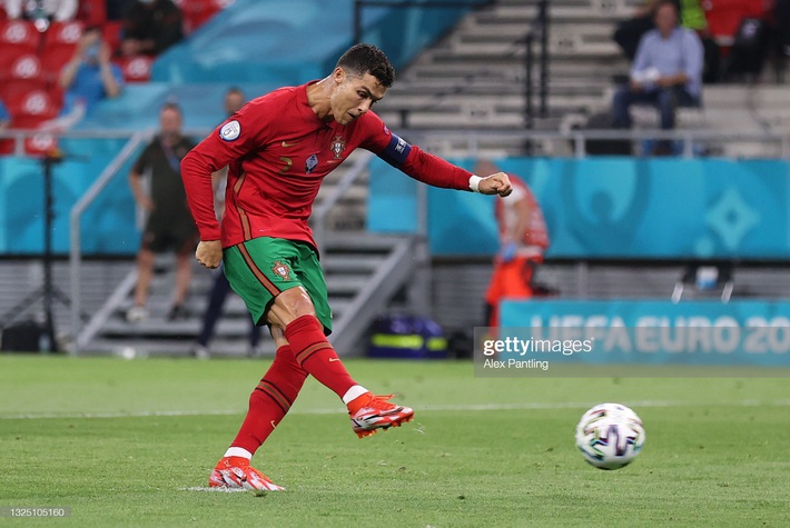 Bảng tử thần kết thúc trong cuộc rượt đuổi nghẹt thở, Ronaldo đi vào lịch sử bóng đá thế giới - Ảnh 1.