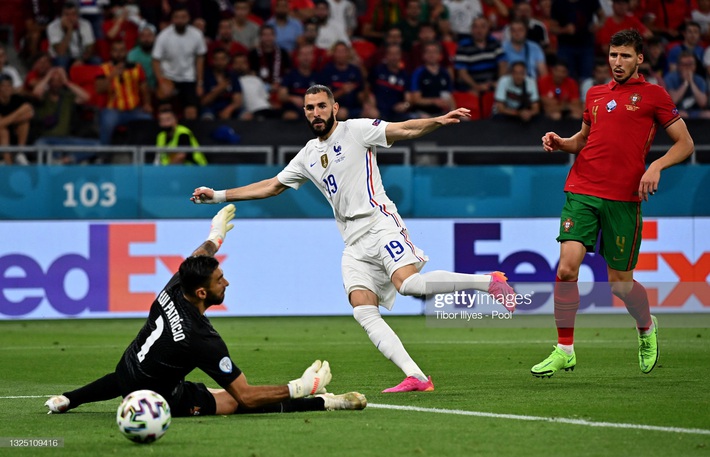 Bảng tử thần kết thúc trong cuộc rượt đuổi nghẹt thở, Ronaldo đi vào lịch sử bóng đá thế giới - Ảnh 2.
