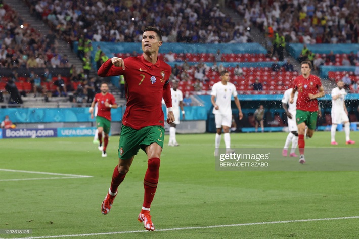 Bảng tử thần kết thúc trong cuộc rượt đuổi nghẹt thở, Ronaldo đi vào lịch sử bóng đá thế giới - Ảnh 4.