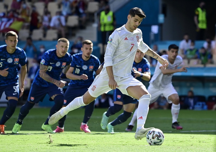 Morata đá hỏng 11m nhưng TBN vẫn đại thắng; Ba Lan bị loại dù Lewandowski ghi cú đúp - Ảnh 1.