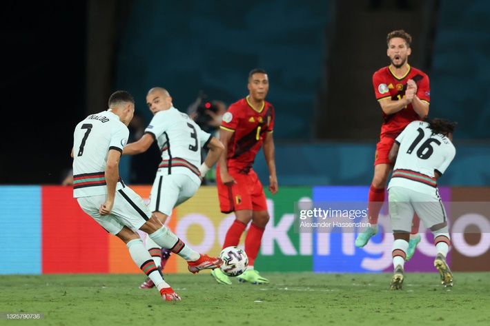 Ronaldo giận dữ ném đi băng đội trưởng, Bồ Đào Nha bị nhấn chìm bởi siêu phẩm theo kiểu CR7 - Ảnh 2.