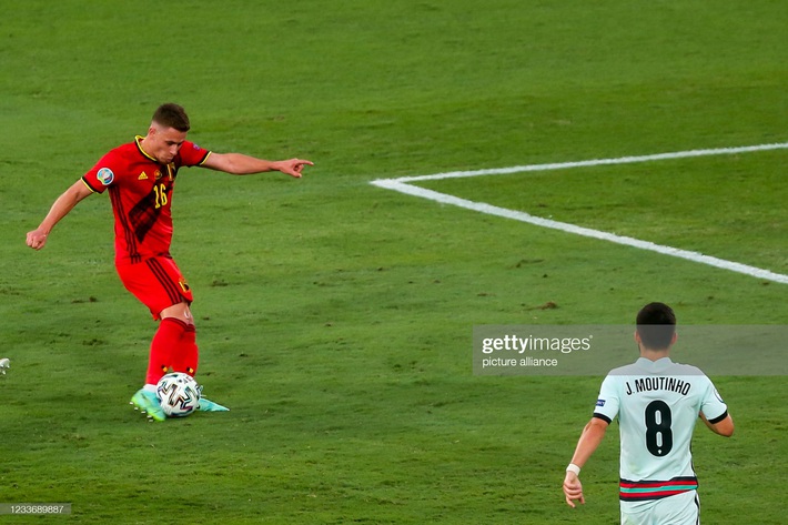 Ronaldo giận dữ ném đi băng đội trưởng, Bồ Đào Nha bị nhấn chìm bởi siêu phẩm theo kiểu CR7 - Ảnh 4.
