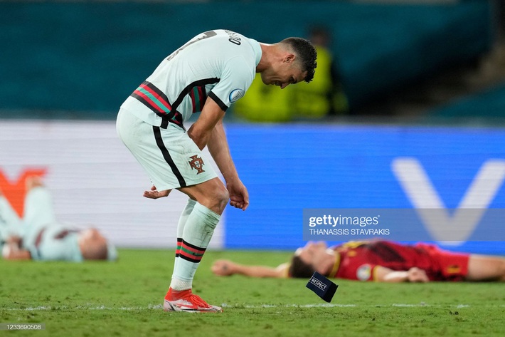 Ronaldo giận dữ ném đi băng đội trưởng, Bồ Đào Nha bị nhấn chìm bởi siêu phẩm theo kiểu CR7 - Ảnh 8.