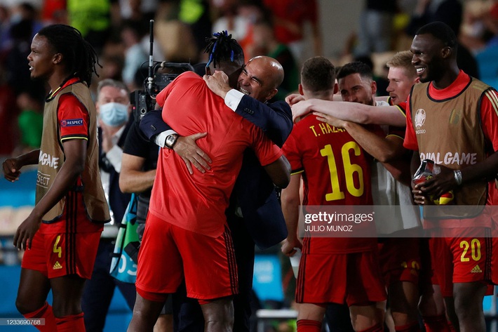 Ronaldo giận dữ ném đi băng đội trưởng, Bồ Đào Nha bị nhấn chìm bởi siêu phẩm theo kiểu CR7 - Ảnh 10.