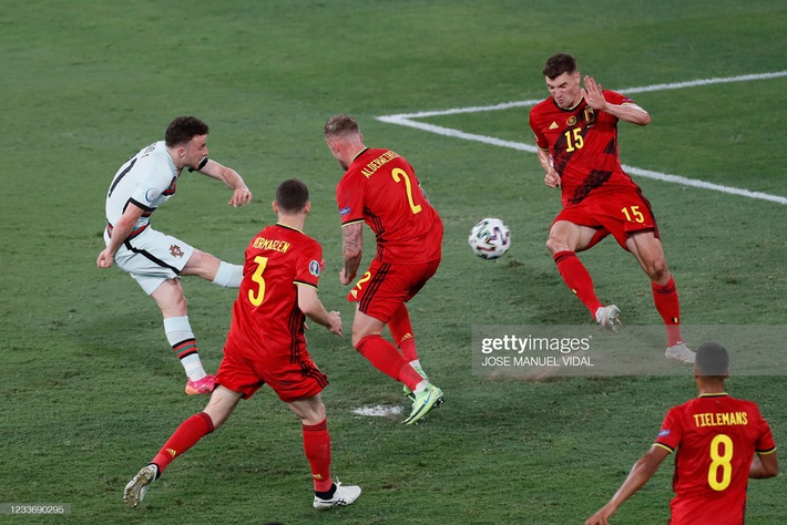 Ronaldo giận dữ ném đi băng đội trưởng, Bồ Đào Nha bị nhấn chìm bởi siêu phẩm theo kiểu CR7 - Ảnh 7.