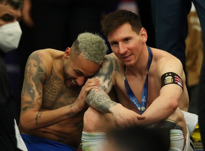 Neymar gây tranh cãi lớn khi vừa khóc nức nở vì thua trận xong đã vui vẻ cười đùa với Messi - Ảnh 8.
