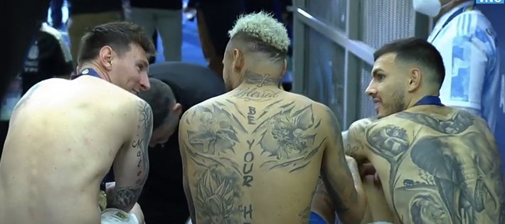 Neymar gây tranh cãi lớn khi vừa khóc nức nở vì thua trận xong đã vui vẻ cười đùa với Messi - Ảnh 9.