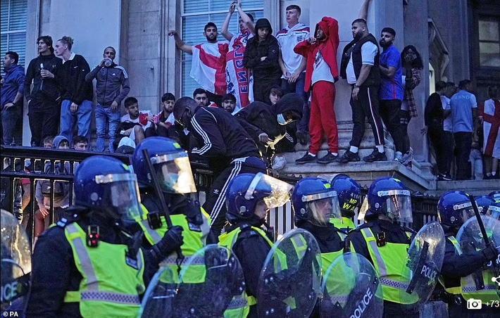 Bạo loạn nổ ra khắp London, fan cuồng tấn công cảnh sát sau trận thua của tuyển Anh - Ảnh 5.