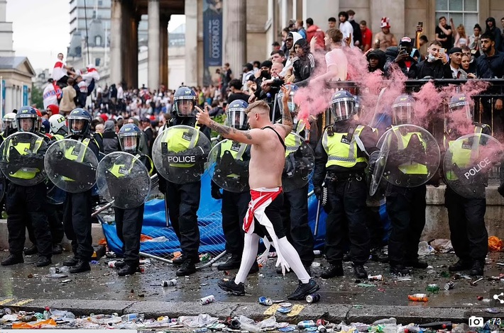 Bạo loạn nổ ra khắp London, fan cuồng tấn công cảnh sát sau trận thua của tuyển Anh - Ảnh 11.