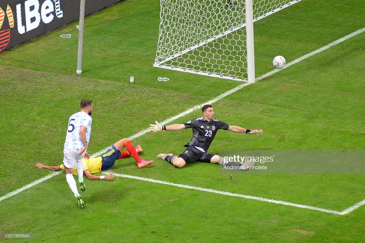 Messi thể hiện bản lĩnh, Argentina lọt vào chung kết Copa America sau loạt 11m cân não - Ảnh 3.