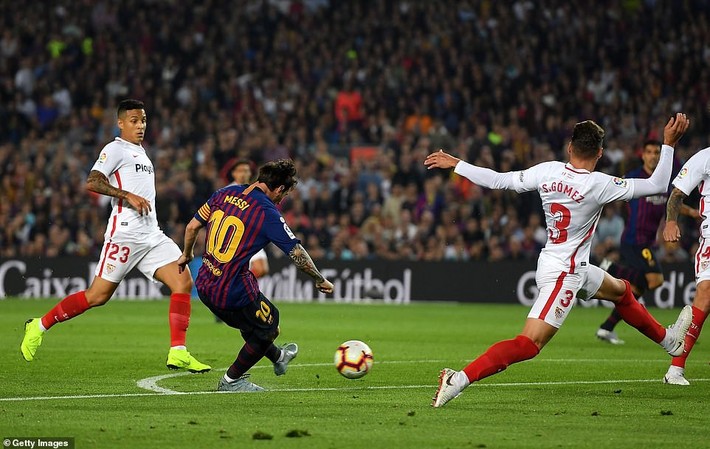 Sau 12 phút thiên tài, Messi dính chấn thương ghê rợn - Ảnh 2.