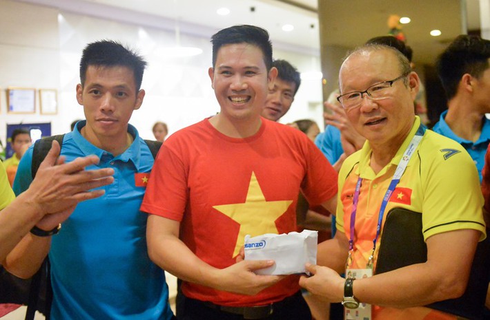 Tuyển Việt Nam đón tin cực vui từ Asanzo trước thềm bán kết lượt về AFF Cup - Ảnh 1. Tuyển Việt Nam đón tin cực vui từ Asanzo trước thềm bán kết lượt về AFF Cup - Ảnh 1.