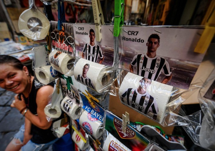  CĐV Napoli bày bán giấy vệ sinh in mặt Ronaldo - Ảnh 4.