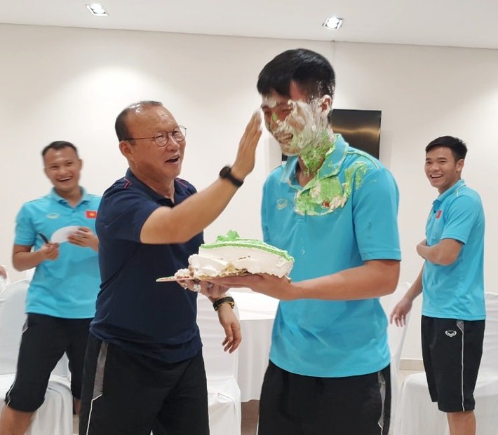 Đón sinh nhật tuổi 24, Bùi Tiến Dũng lĩnh trọn đặc sản hài hước của ĐT Việt Nam - Ảnh 3.