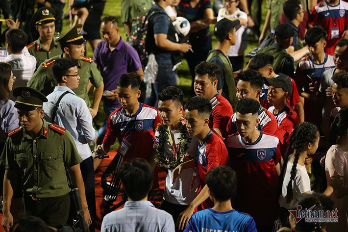 Quang Hải phá vòng vây, sân Cửa Ông thất thủ ngày Hà Nội đăng quang - Ảnh 9.