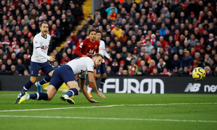 Vận may gõ cửa, Liverpool xây chắc ngôi đầu bảng bằng trận thắng nhọc trước Tottenham - Ảnh 1.