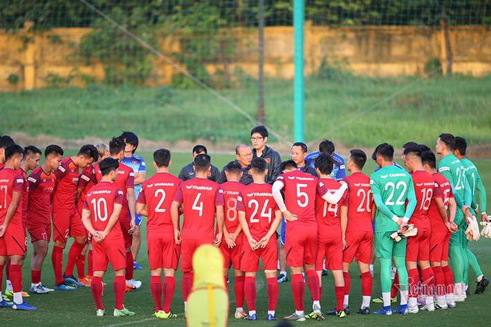 Thầy Park gặp riêng hàng thủ tuyển Việt Nam trước trận đấu Thái Lan - Ảnh 1.
