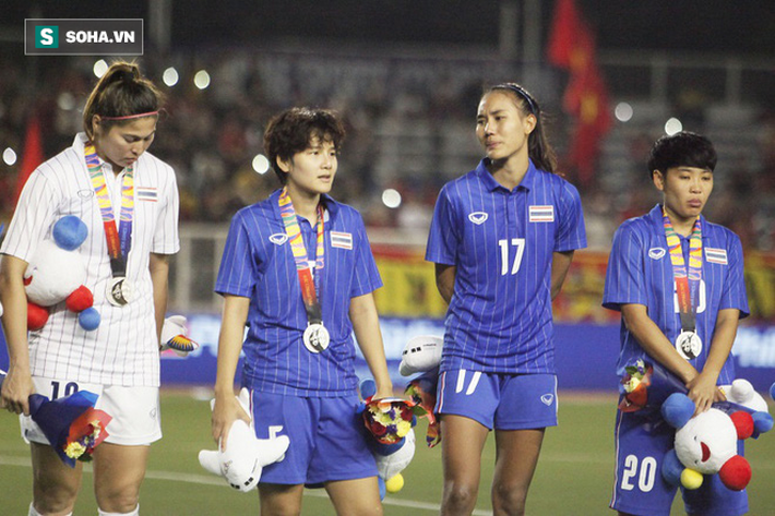 Em gái Teerasil Dangda khóc nức nở, cay đắng khi tự tay dâng bàn thắng vàng cho Việt Nam - Ảnh 7.