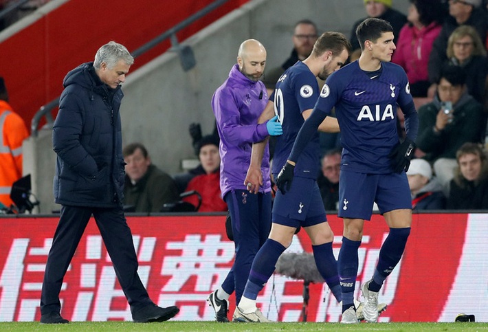 HLV Mourinho nói gì khi bị trọng tài phạt thẻ? - Ảnh 3.