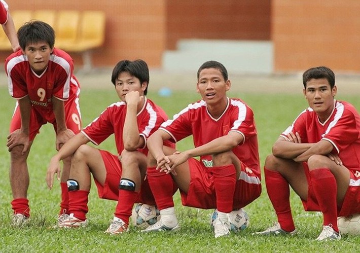 Thần đồng SEA Games gục ngã bởi bước lên sàn diễn cùng vợ mà đánh rơi bản năng sân cỏ - Ảnh 2.