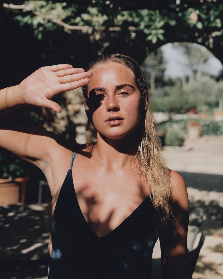 Gia cảnh đặc biệt của nàng WAG nóng bỏng sắp cập bến Man United - Ảnh 4.