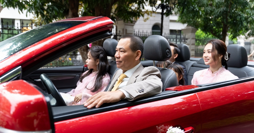 Dẫn đầu đoàn đón dâu là tỷ phú Phạm Nhật Vượng. Tỷ phú giàu nhất Việt Nam đích thân lái chiếc xe VF 8 mui trần màu đỏ chở các con và các cháu tới xin dâu. Trên xe không có vợ của ông là bà Phạm Thu Hương, bởi theo phong tục miền Bắc mẹ chồng không được góp mặt trong lễ đón dâu.