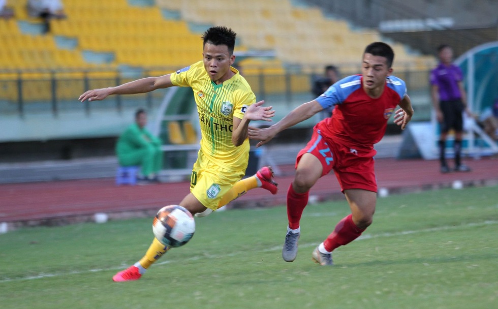 Văn Luân (áo vàng) được Khánh Hoà đem cho Cần Thơ mượn thi đấu tại giải hạng Nhất 2020.