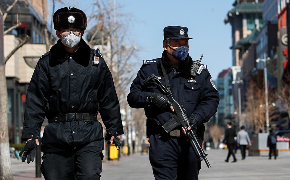 Cảnh sát tuần tra ở khu phố Vương Phủ Tỉnh tại thủ đô Bắc Kinh, Trung Quốc, trong giai đoạn dịch bệnh hoành hành tháng 3/2020 (Ảnh: AP)
