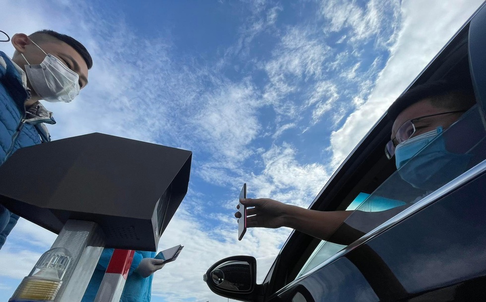 Tỉnh Quảng Ninh vừa cho vận hành thử nghiệm hệ thống máy quét mã QR tự động ngay dưới lòng đường tại chốt kiểm soát dịch COVID-19 cầu Bạch Đằng. Hệ thống này đang được chạy thử nghiệm và cho kết quả rất tốt khi giảm tải được tình trạng ách tắc cũng như thời gian làm thủ tục qua chốt.