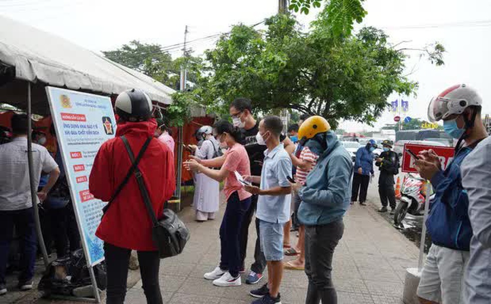 Người dân khai báo y tế tại chốt kiểm soát dịch Covid-19 thị xã Phú Mỹ
