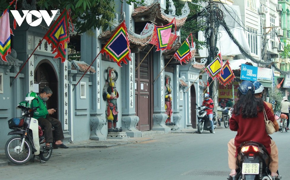 Rằm tháng Giêng hàng năm là dịp người dân đến chùa để thắp hương cầu an. Tuy nhiên năm nay, do ảnh hưởng của dịch Covid-19, nhiều đền, chùa ở Hà Nội thực hiện nghiêm túc Chỉ đạo của UBND thành phố về việc đóng cửa các di tích, cơ sở thờ tự, tôn giáo từ 0h ngày 16/2. Ảnh: Chùa Hà (quận Cầu Giấy) dán thông báo không tiếp đón người dân đến thắp hương.