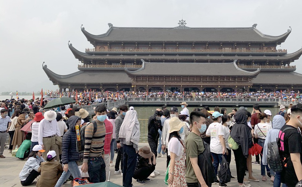 Từng đoàn người chen chân chờ được mua vé thuyền, vé xe điện để tham quan chùa Tam Chúc.