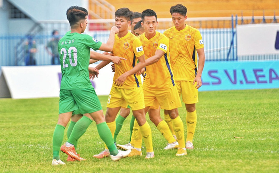 CLB Quảng Nam (áo vàng) có thành tích không tốt vào đầu mùa Giải Hạng nhất 2021 - Ảnh: VPF
