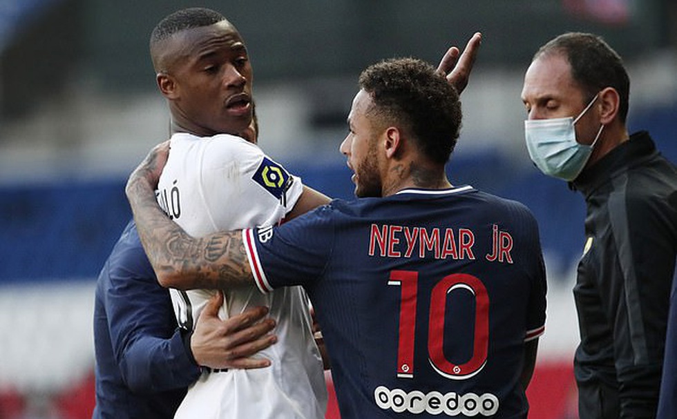 Neymar bị đuổi khỏi sân sau vụ ẩu đả với Djalo.