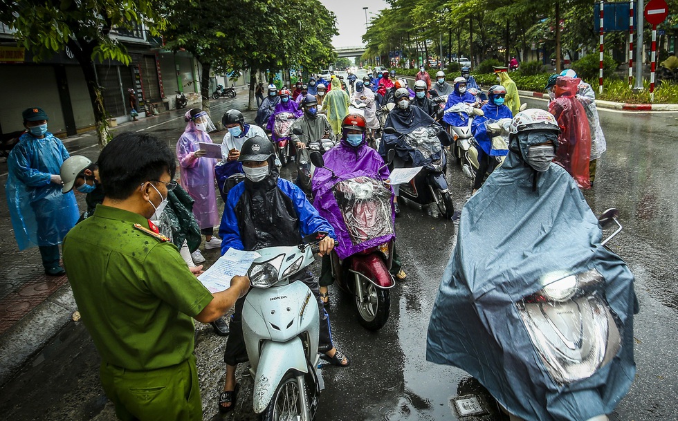 Người dân xếp hàng lưu thông qua chốt trên đường Nguyễn Chí Thanh sáng 10/8.