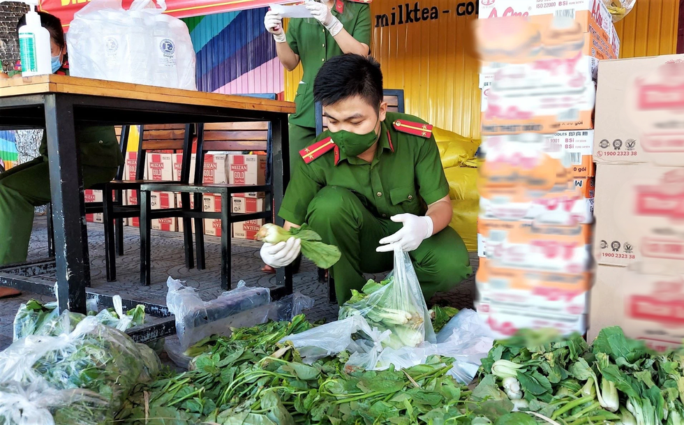 Công an Đà Nẵng hỗ trợ bán thực phẩm cho người dân