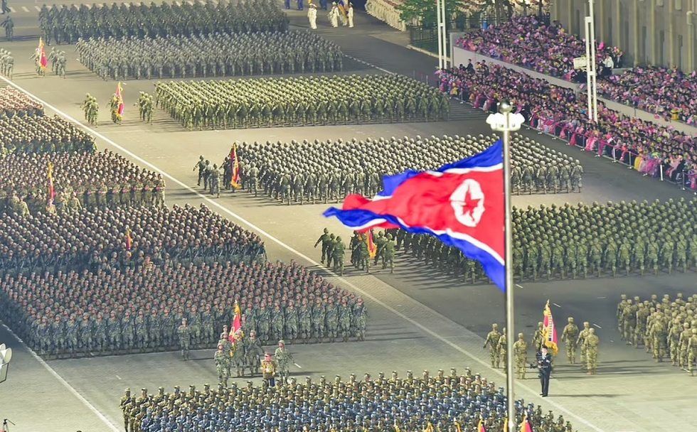 Hãng Thông tấn Trung ương Triều Tiên (KCNA) đưa tin tối 25/4 (giờ địa phương), nước này đã tổ chức duyệt binh quy mô lớn tại Quảng trường Kim Nhật Thành ở trung tâm Bình Nhưỡng, nhân kỷ niệm 90 năm ngày thành lập Quân đội Cách mạng Nhân dân Triều Tiên (KPRA). Ảnh: Reuters.