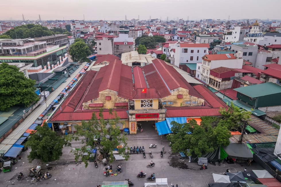 “Thủ phủ thời trang” Ninh Hiệp ế ẩm, tiểu thương đùa nhau: “Cả tháng bán lãi được mỗi giấc ngủ” - Ảnh 1.